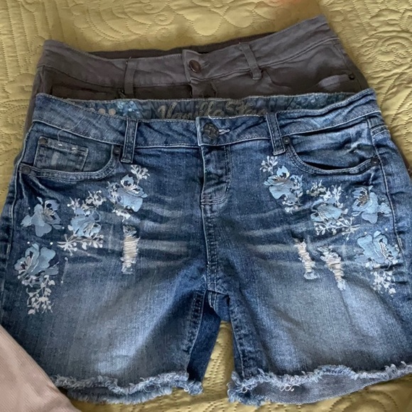 Bundle of four items three shorts and one tank all fit size medium or 7 to 9 - Picture 6 of 10